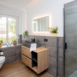 Badezimmer mit Dusche Wohnung 11