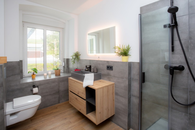 Badezimmer mit Dusche Wohnung 11