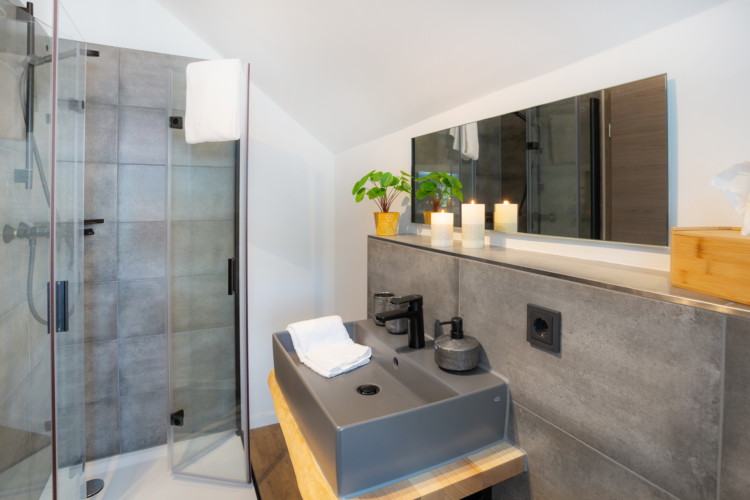 Badezimmer mit Dusche Wohnung 12