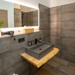 Badezimmer mit ebenerdiger Dusche Wohnung 2