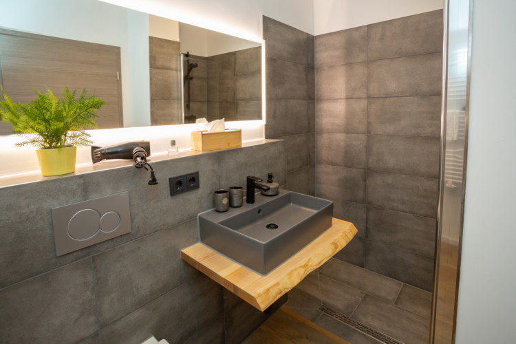 Badezimmer mit ebenerdiger Dusche Wohnung 2