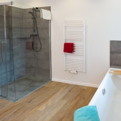 Badezimmer mit ebenerdiger Dusche und Badewanne Wohnung 3
