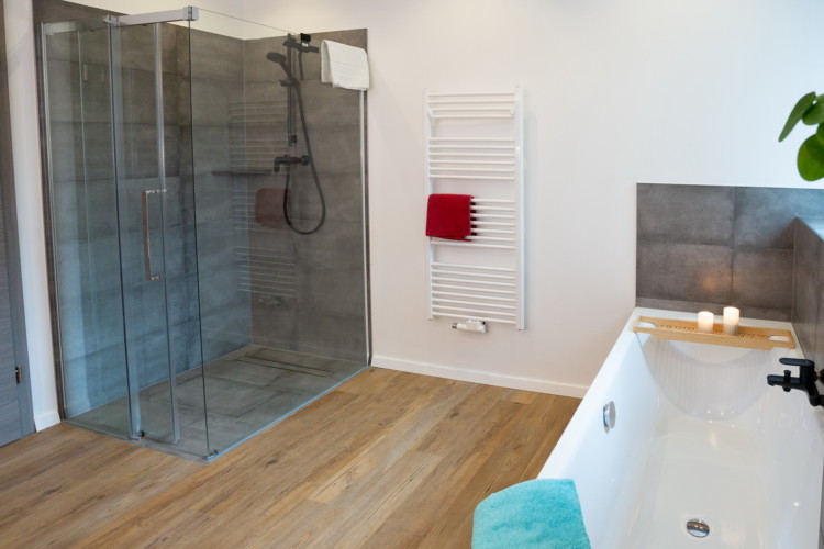 Badezimmer mit ebenerdiger Dusche und Badewanne Wohnung 3